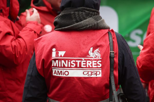 Das Logo der CGSP und die Aufschrift "Ministères" auf der roten Jacke eines streikenden Gefängniswärters