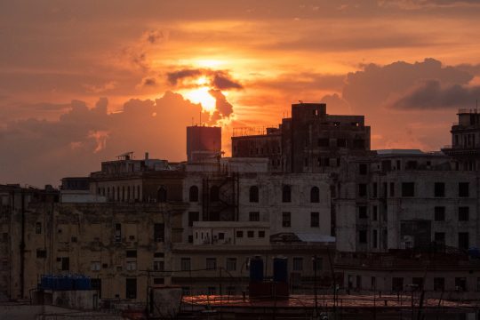 Häuser ohne Licht bei Sonnenuntergang