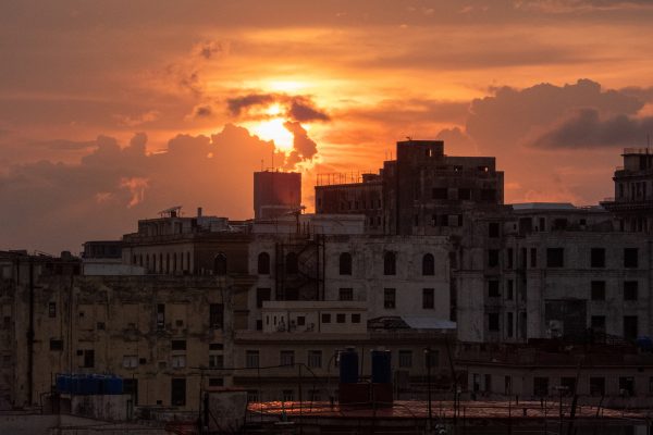 Häuser ohne Licht bei Sonnenuntergang