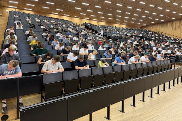 Studenten schreiben im Hörsaal