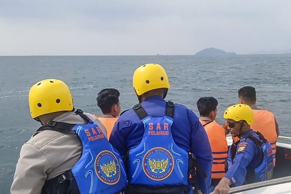 Suchtrupp im Meer auf der Suche nach vermisstem Boot nach Vulkanausbruch