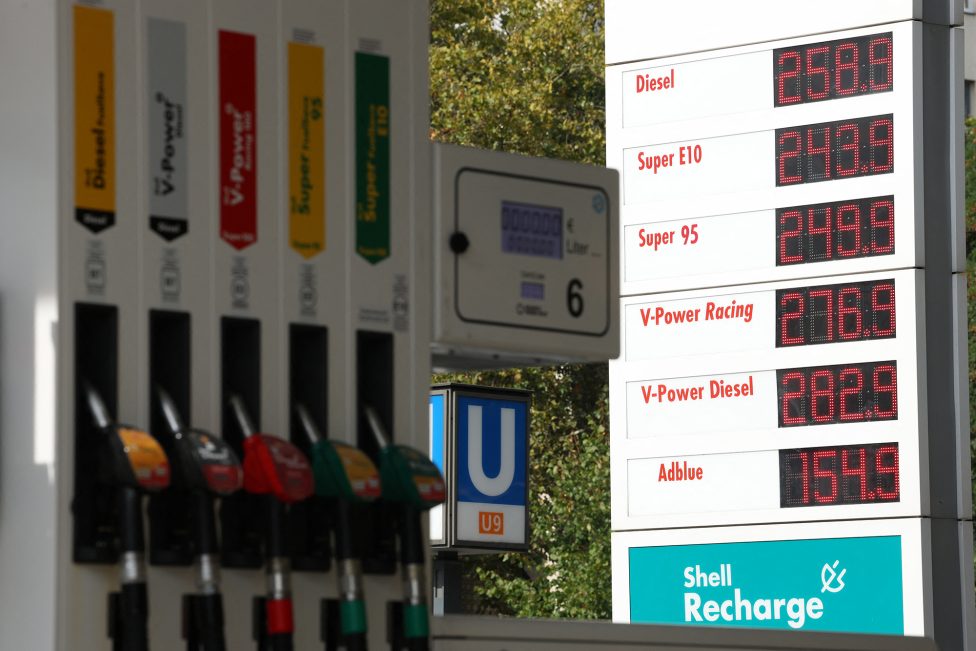 Die Anzeigetafel zeigt die hohen Preise für die unterschiedlichen Sorten von Benzin und Diesel