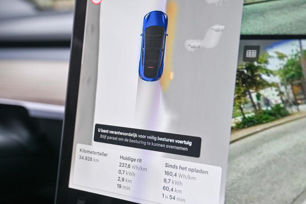 Bildschirm eines Tesla mit Fully Self Drive
