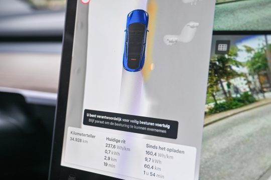Bildschirm eines Tesla mit Fully Self Drive