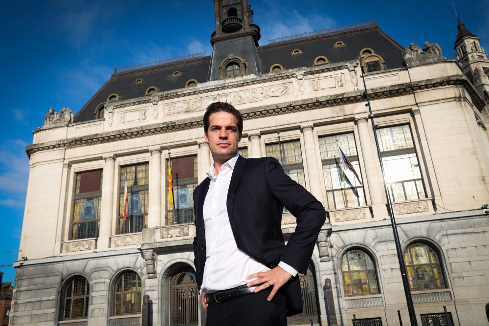 Thomas Dermine stemmt die Hände in die Hüfte