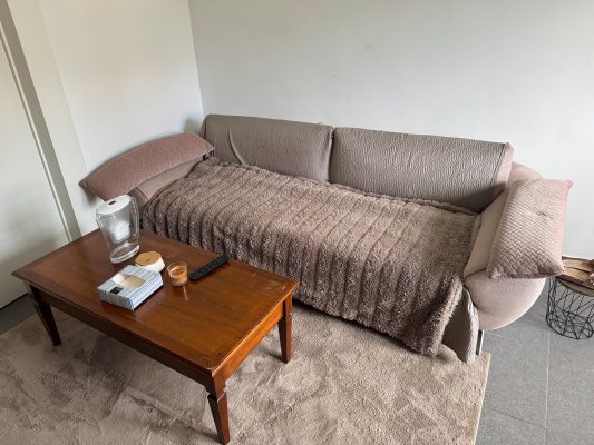 Sofa und Couchtisch