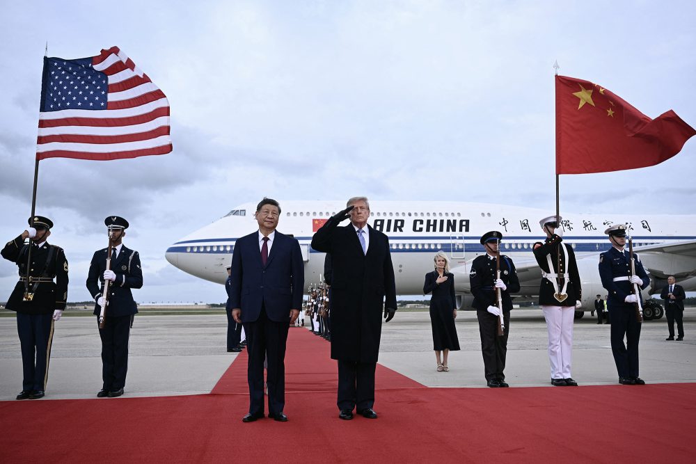 US-Präsident Trump und Chinas Staatschef Xi posieren auf einem roten Teppich auf dem Rollfeld des Flughafens