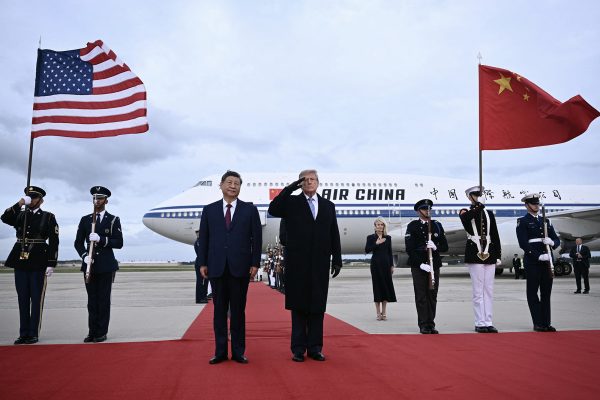 US-Präsident Trump und Chinas Staatschef Xi posieren auf einem roten Teppich auf dem Rollfeld des Flughafens