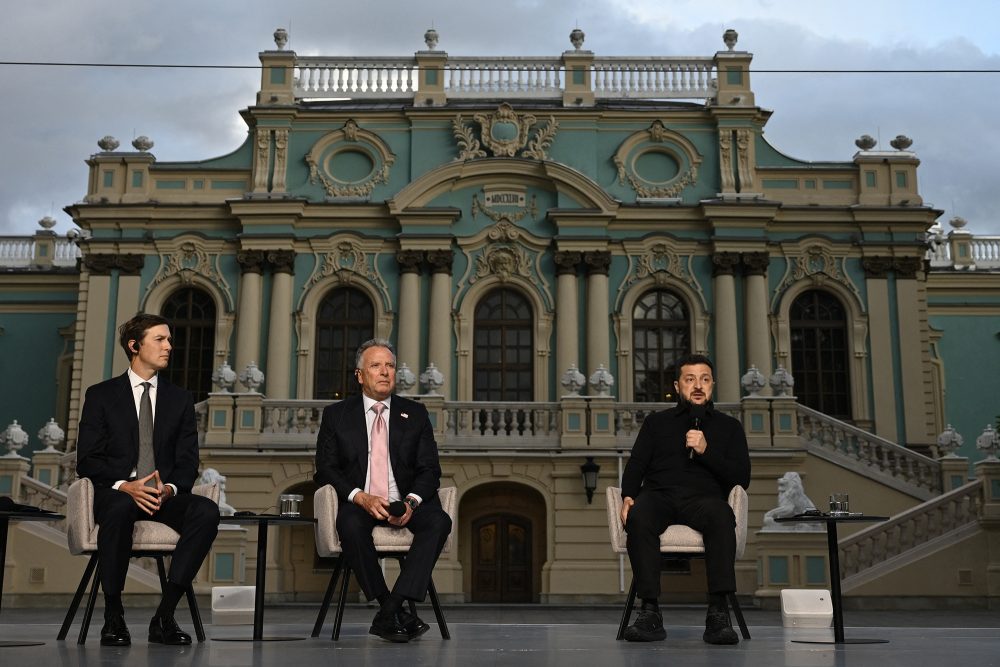 Die US-Unterhändler und der ukrainische Präsident Selenskyj bei einer Pressekonferenz in Kiew