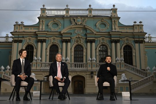 Die US-Unterhändler und der ukrainische Präsident Selenskyj bei einer Pressekonferenz in Kiew