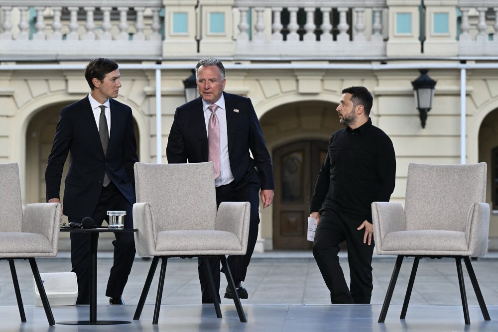 Die US-Sondergesandten Jared Kushner und Steve Witkoff mit dem ukrainischen Präsidenten Wolodymyr Selenskyj am Sonntag in Kiew