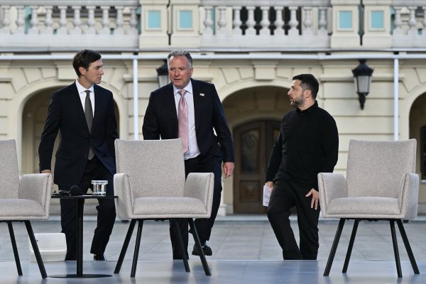 Die US-Sondergesandten Jared Kushner und Steve Witkoff mit dem ukrainischen Präsidenten Wolodymyr Selenskyj am Sonntag in Kiew