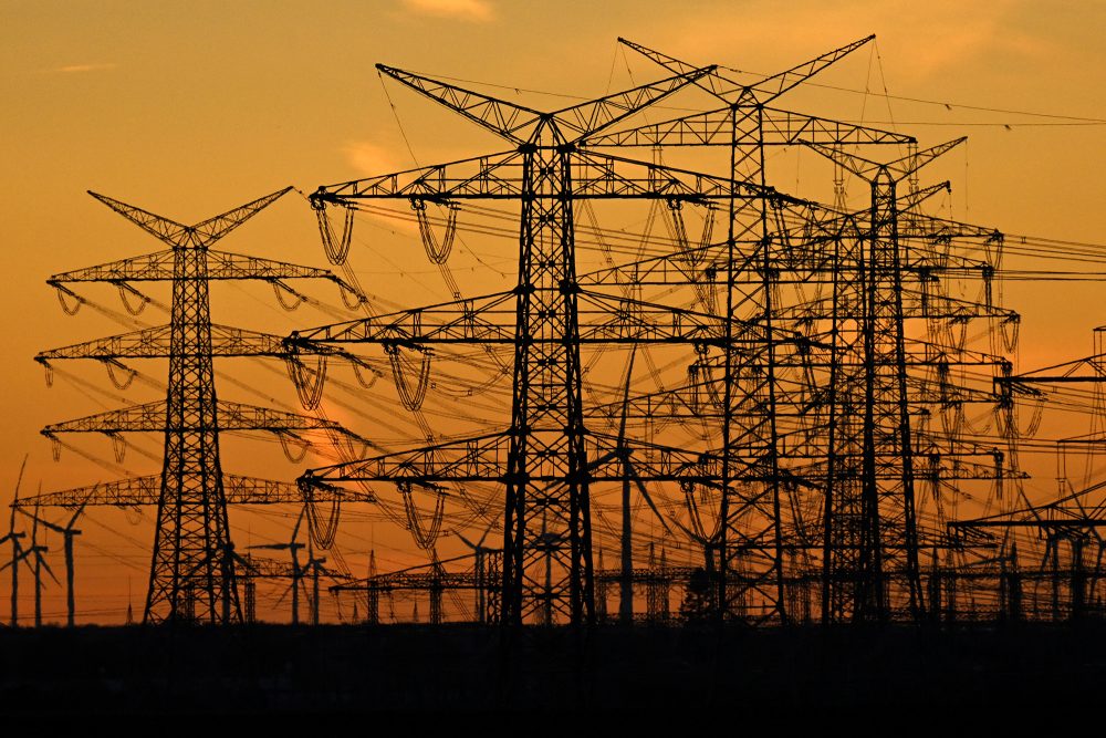 Strommasten vor der untergehenden Sonne