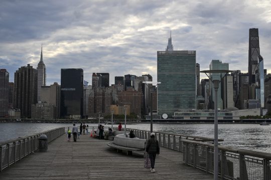 New-York-Panorama mit mehreren Gebäuden, unter anderem dem Sitz der Vereinten Nationen