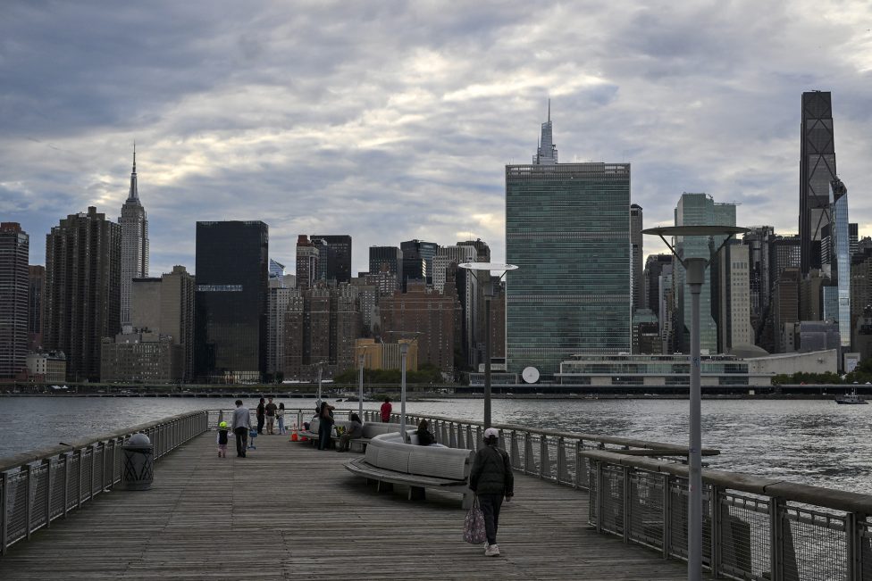 New-York-Panorama mit mehreren Gebäuden, unter anderem dem Sitz der Vereinten Nationen