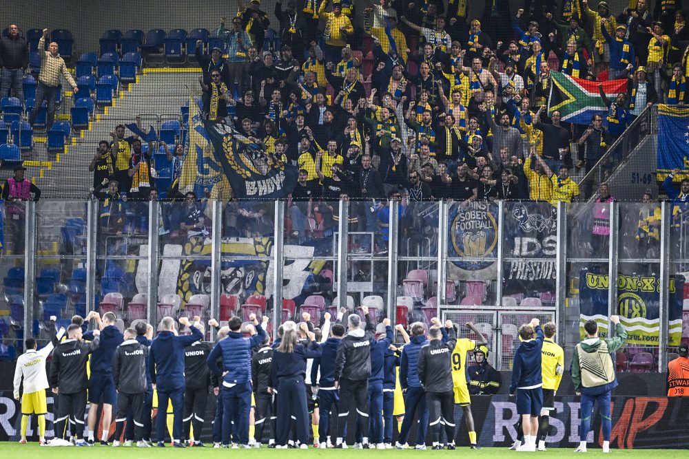 Spieler und Fans von Union feiern nach dem Sieg