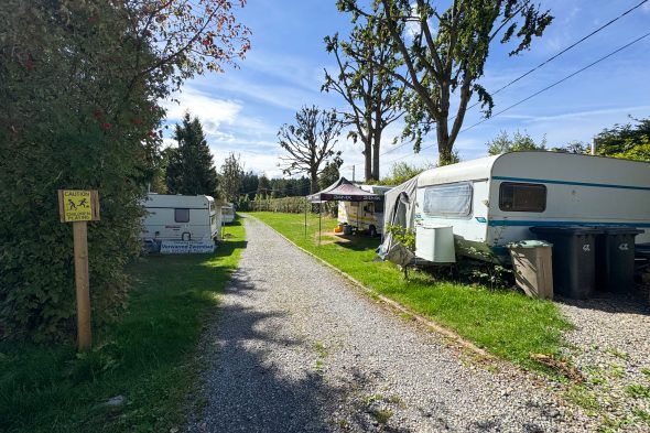Wohnwagen auf dem Campingplatz "La Plage" am See von Robertville