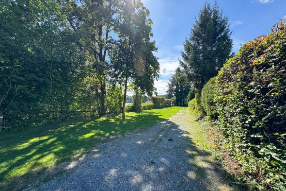 Weg auf dem Campingplatz "La Plage" am See von Robertville