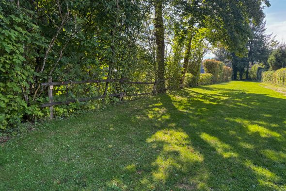 Wiese am Campingplatz "La Plage" am See von Robertville