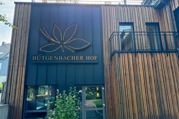 Gebäude mit Logo des Bütgenbacher Hofs