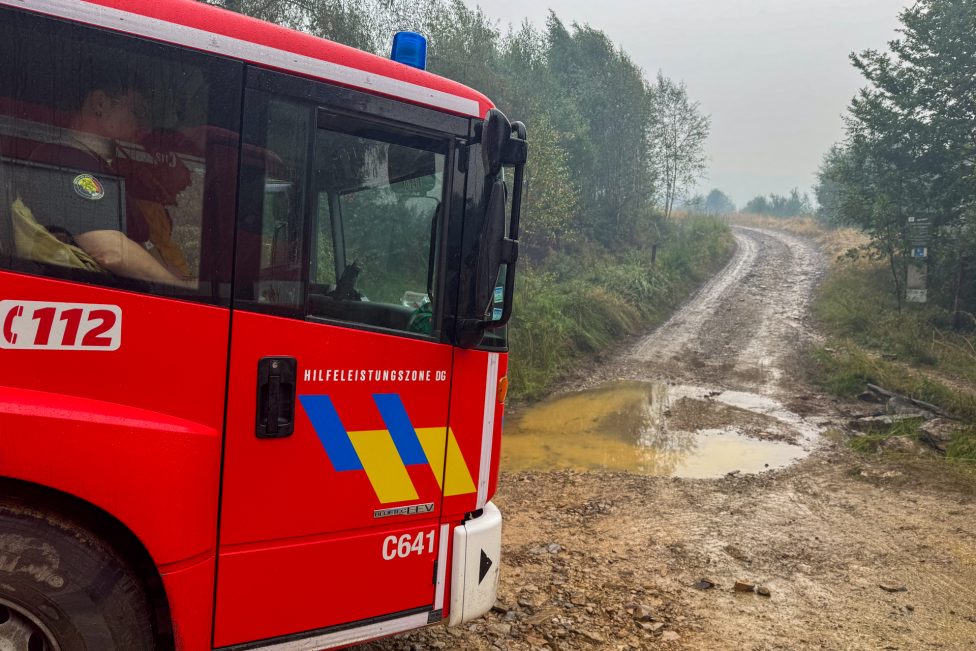Einsatzfahrzeug der HLZ DG vor einer Pfütze