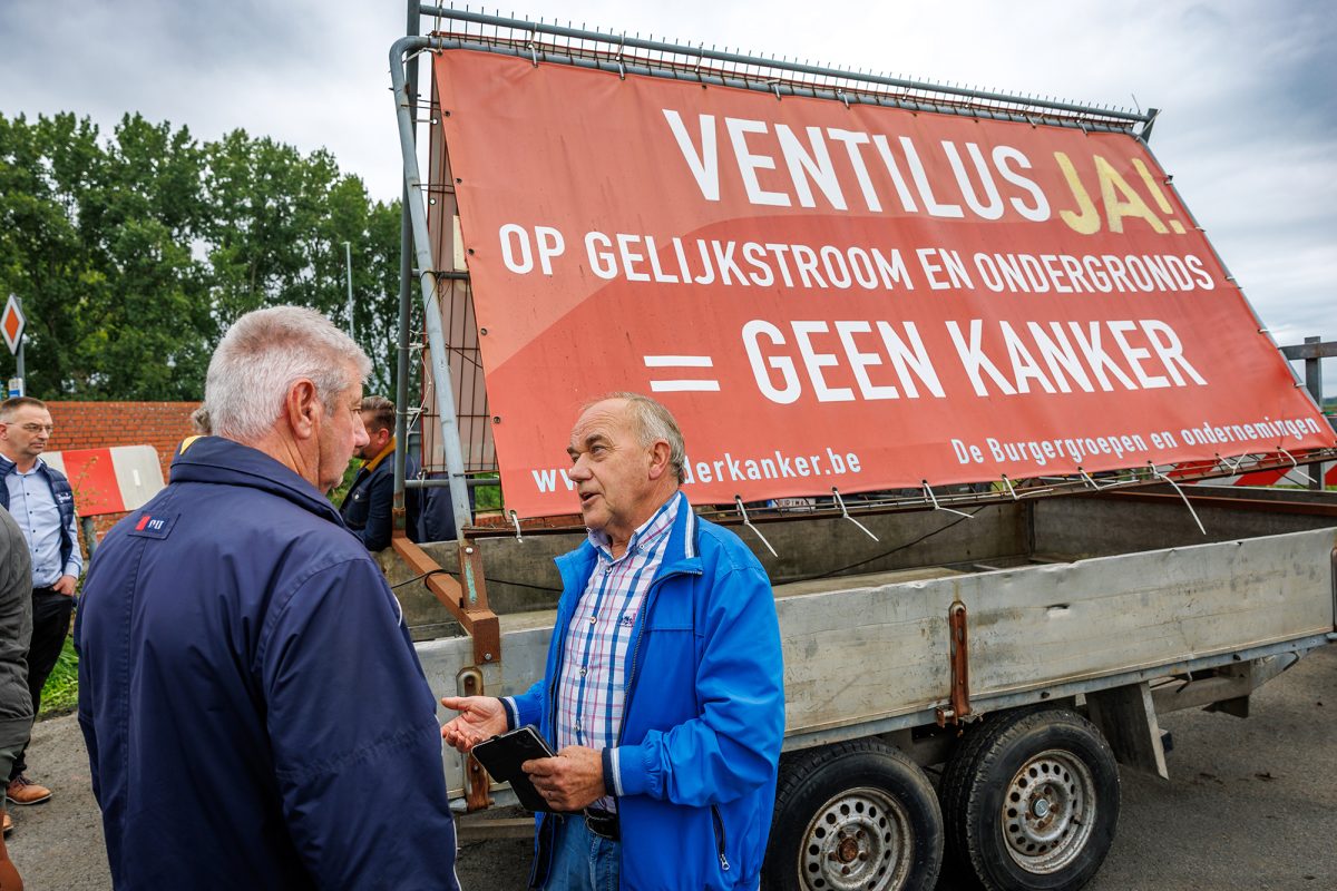 Mit einem großen Banner auf einem Anhänger wollen Projektgegner auf die gesundheitlichen Gefahren aufmerksam machen