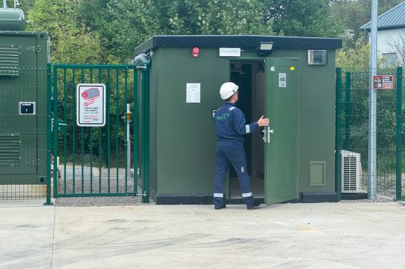 Techniker vor dem Sizt von Puratos