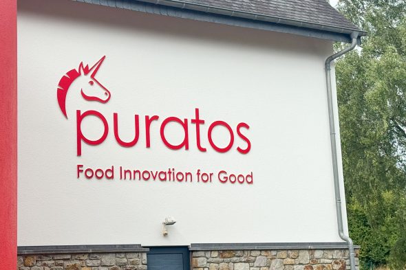 Logo von Puratos auf dem Gebäude in St. Vith