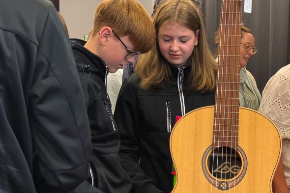 Besucher mit Instrumenten