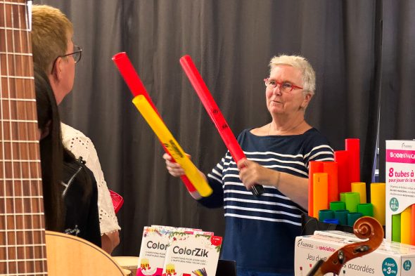 Besucher mit Instrumenten