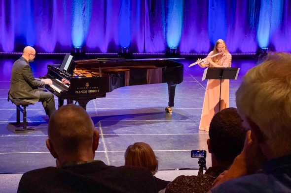 Auftritt einer Querflötistin mit Pianist