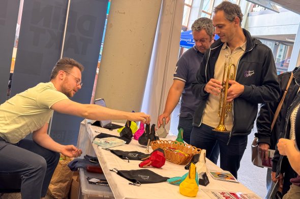 Besucher mit Instrumenten