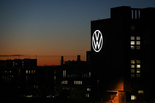 beleuchtetes VW-Logo bei Sonnenuntergang in Wolfsburg