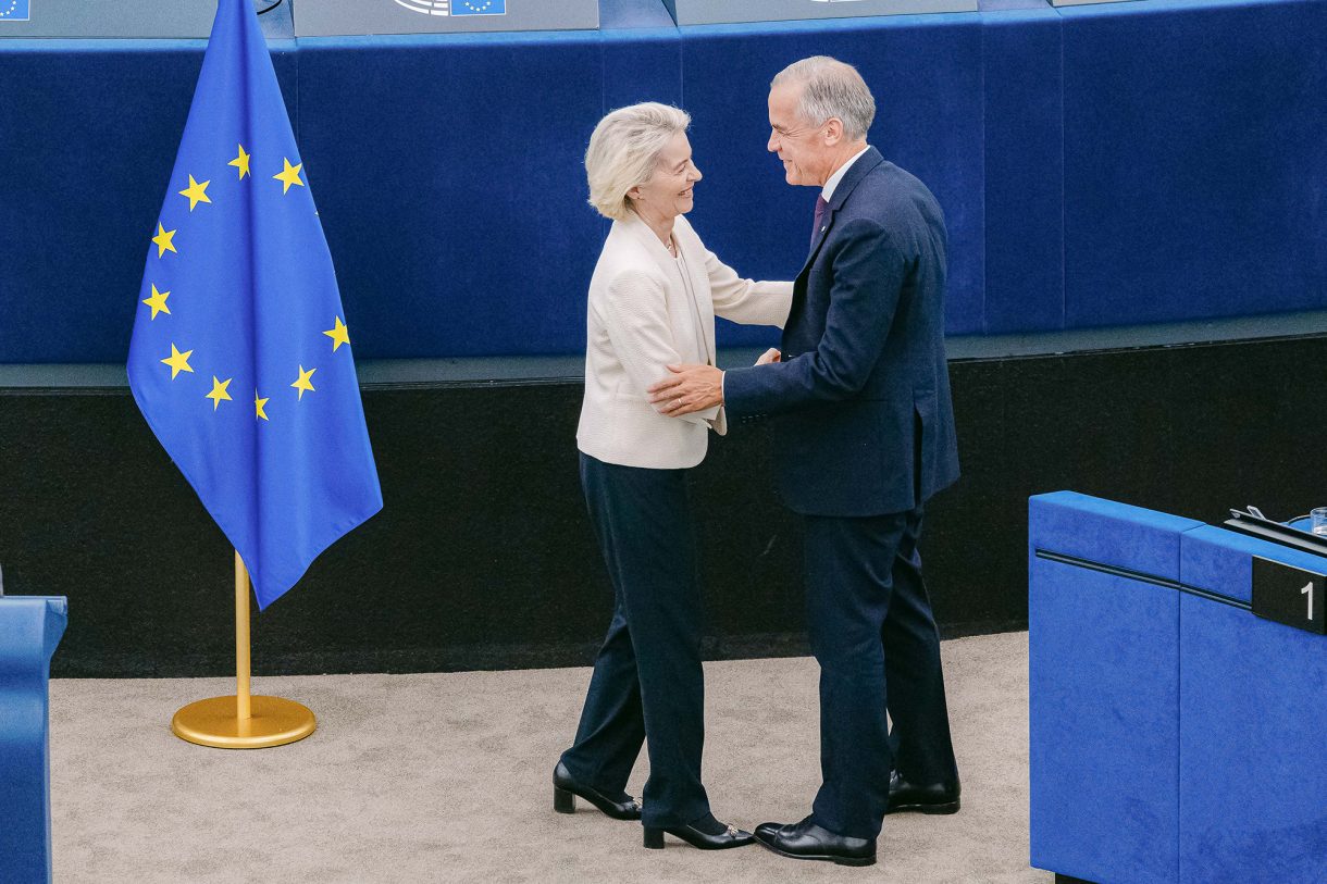 EU-Kommissionspräsidentin Ursula von der Leyen und Kanadas Premierminister Mark Carney im EU-Parlament, sie stehen eng beieinander und lachen sich an