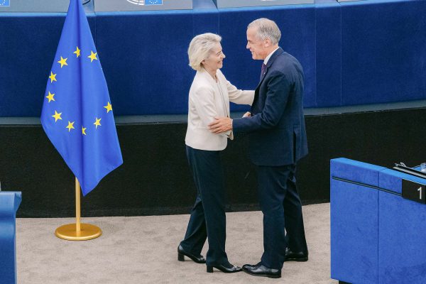 EU-Kommissionspräsidentin Ursula von der Leyen und Kanadas Premierminister Mark Carney im EU-Parlament, sie stehen eng beieinander und lachen sich an