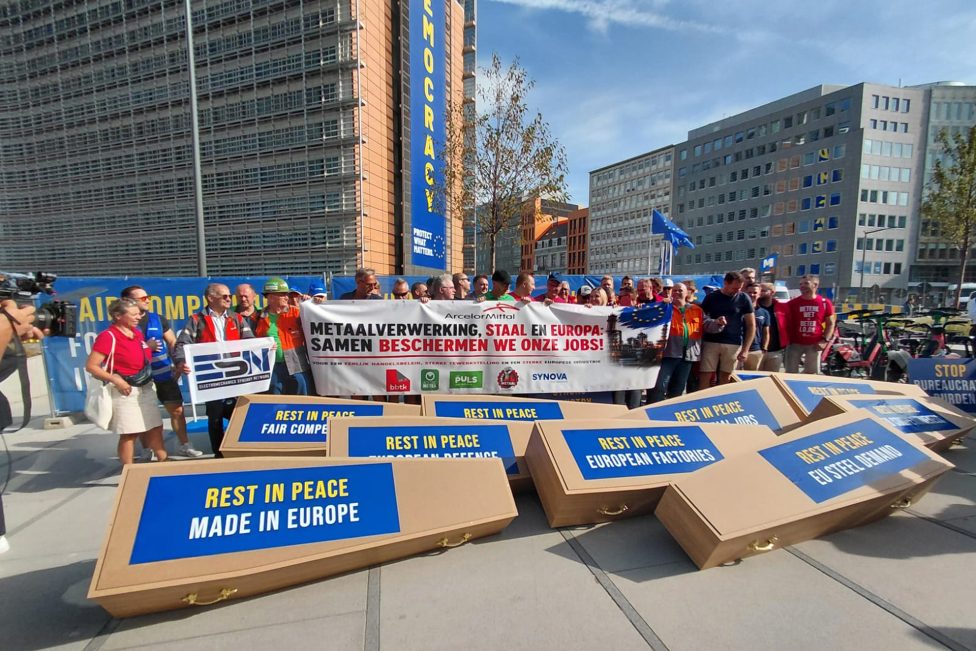 Särge mit der Aufschrift 'Rest in Peace'