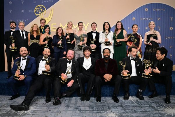 Crew der Serie "Widow's Bay" bei der Emmy-Verleihung