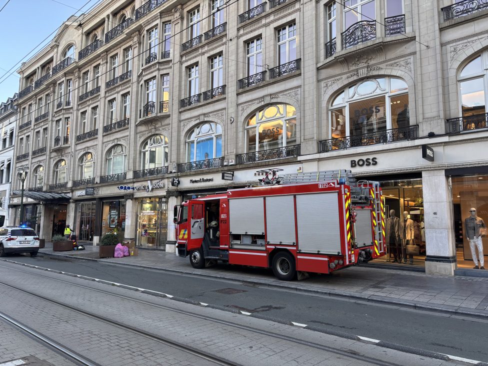 Feuerwehrwagen vor Gebäude an der Brüsseler Avenue Louise