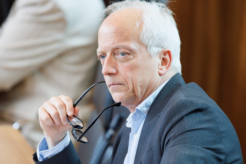 Yves Coppieters im Parlament mit der Brille in der Hand