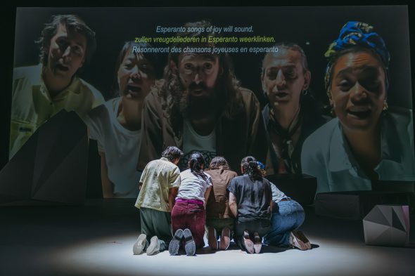 Schauspieler des Theaterstücks auf der Bühne