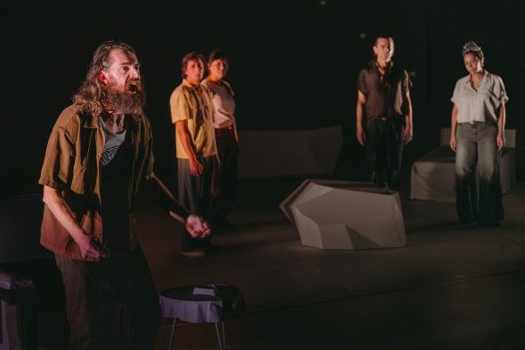 Schauspieler des Theaterstücks auf der Bühne
