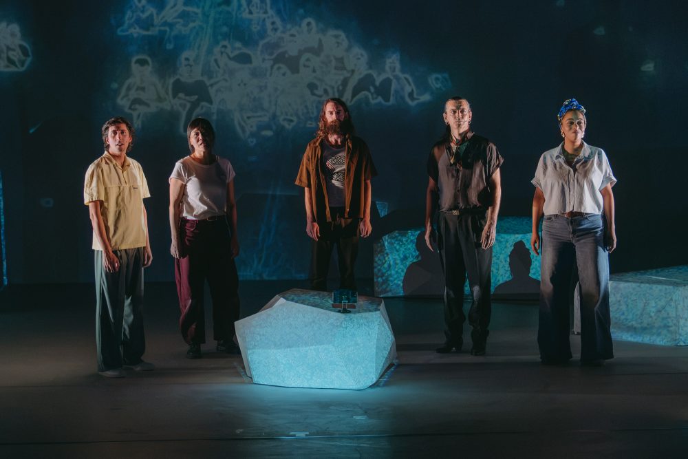 Schauspieler des Theaterstücks auf der Bühne