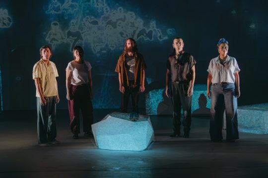Schauspieler des Theaterstücks auf der Bühne