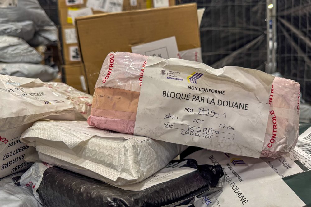 "Bloqué par la douane" steht auf einem Paket