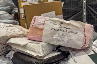 "Bloqué par la douane" steht auf einem Paket