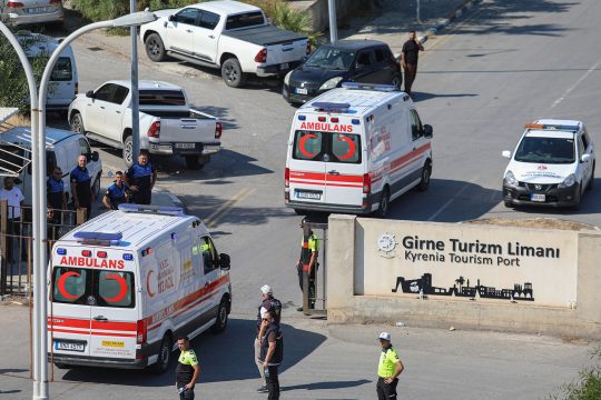 Krankenwagen fahren auf das Hafengelände