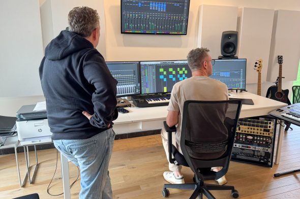 Patrick Knops und Mirko Braem vor den Bildschirmen im Studio von Mirko Braem
