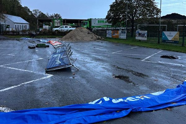 Umgekippte Barrieren auf dem Trail-Gelände