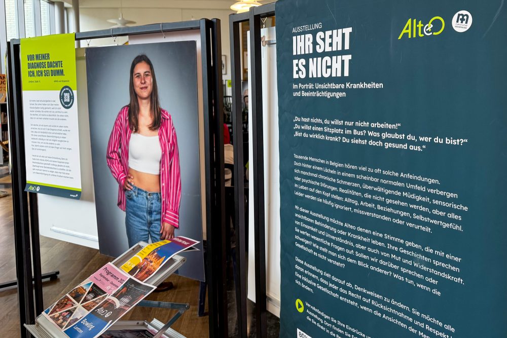 Ein Foto zeigt eine junge Frau, daneben steht ein Text, der übertitelt ist mit dem Zitat "Ihr seht es nicht"