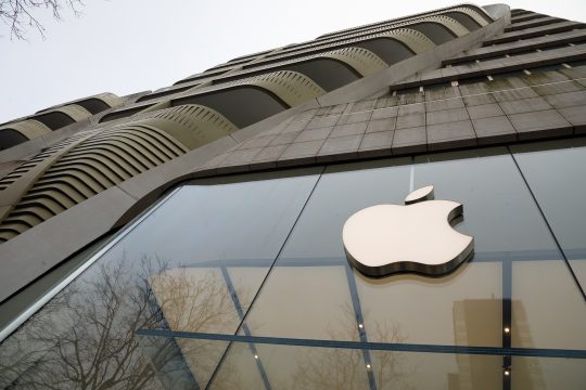 Schaufensterfassade mit dem Apple-Logo